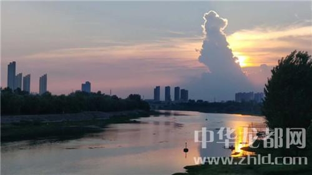 為了這朵云，周口人聚集在大慶路橋上……