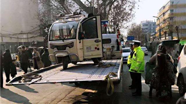 周口市交警“保通”回家路