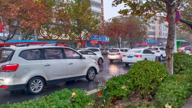 雨中道路擁堵，市民可繞行！